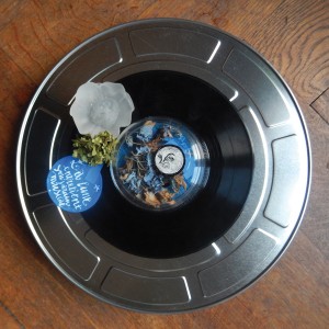 S É R I E “ B O Î T E S D E N U I T” - Série de 12 boîtes de bobines de films (diamètre 18 ou 27,5cm) recouvertes d’un vinyle et de sa lune unique en carte à gratter. “La lune entretient son jardin musical”.