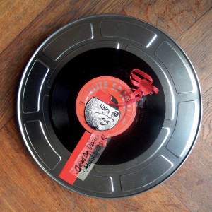 S É R I E “ B O Î T E S D E N U I T” - Série de 12 boîtes de bobines de films (diamètre 18 ou 27,5cm) recouvertes d’un vinyle et de sa lune unique en carte à gratter. “Qui va se laisser enrubanner ?!”.