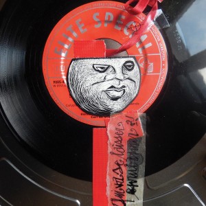 S É R I E “ B O Î T E S D E N U I T” - Série de 12 boîtes de bobines de films (diamètre 18 ou 27,5cm) recouvertes d’un vinyle et de sa lune unique en carte à gratter. “Qui va se laisser enrubanner ?!”.