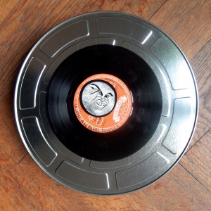 S É R I E “ B O Î T E S D E N U I T” - Série de 12 boîtes de bobines de films (diamètre 18 ou 27,5cm) recouvertes d’un vinyle et de sa lune unique en carte à gratter. “La lune a le blues joyeux !”.