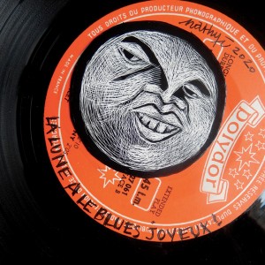 S É R I E “ B O Î T E S D E N U I T” - Série de 12 boîtes de bobines de films (diamètre 18 ou 27,5cm) recouvertes d’un vinyle et de sa lune unique en carte à gratter. “La lune a le blues joyeux !”.