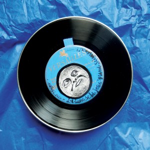 S É R I E “ B O Î T E S D E N U I T” - Série de 12 boîtes de bobines de films (diamètre 18 ou 27,5cm) recouvertes d’un vinyle et de sa lune unique en carte à gratter. “La lune se la joue “grand seigneur”!”.