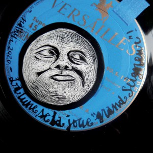 S É R I E “ B O Î T E S D E N U I T” - Série de 12 boîtes de bobines de films (diamètre 18 ou 27,5cm) recouvertes d’un vinyle et de sa lune unique en carte à gratter. “La lune se la joue “grand seigneur”!”.