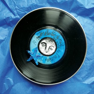 S É R I E “ B O Î T E S D E N U I T” - Série de 12 boîtes de bobines de films (diamètre 18 ou 27,5cm) recouvertes d’un vinyle et de sa lune unique en carte à gratter. “Mélodie de nuit au bord de l'océan”.