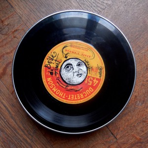 S É R I E “ B O Î T E S D E N U I T” - Série de 12 boîtes de bobines de films (diamètre 18 ou 27,5cm) recouvertes d’un vinyle et de sa lune unique en carte à gratter. “Boîte de nuit ! - Après l'amour”.