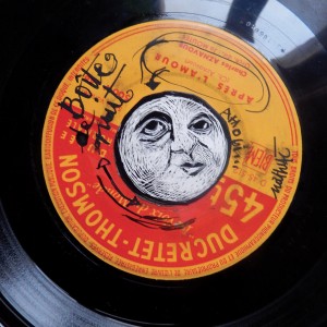 S É R I E “ B O Î T E S D E N U I T” - Série de 12 boîtes de bobines de films (diamètre 18 ou 27,5cm) recouvertes d’un vinyle et de sa lune unique en carte à gratter. “Boîte de nuit ! - Après l'amour”.