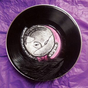 S É R I E “ B O Î T E S D E N U I T” - Série de 12 boîtes de bobines de films (diamètre 18 ou 27,5cm) recouvertes d’un vinyle et de sa lune unique en carte à gratter. “Lune incognito derrière les nuages”.