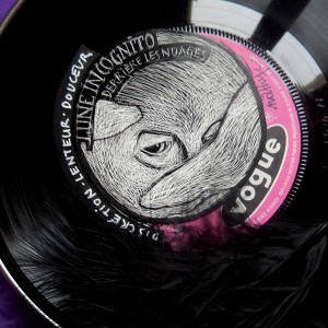 S É R I E “ B O Î T E S D E N U I T” - Série de 12 boîtes de bobines de films (diamètre 18 ou 27,5cm) recouvertes d’un vinyle et de sa lune unique en carte à gratter. “Lune incognito derrière les nuages”.