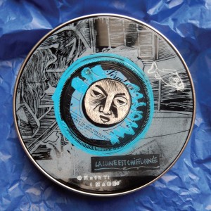 S É R I E “ B O Î T E S D E N U I T” - Série de 12 boîtes de bobines de films (diamètre 18 ou 27,5cm) recouvertes d’un vinyle et de sa lune unique en carte à gratter. “La lune est chiffonnée !”.