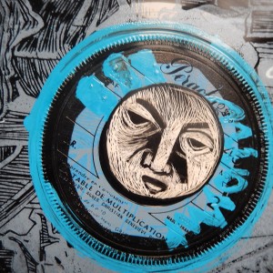 S É R I E “ B O Î T E S D E N U I T” - Série de 12 boîtes de bobines de films (diamètre 18 ou 27,5cm) recouvertes d’un vinyle et de sa lune unique en carte à gratter. “La lune est chiffonnée !”.