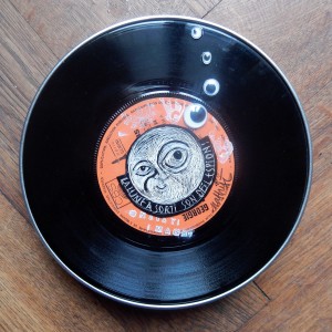S É R I E “ B O Î T E S D E N U I T” - Série de 12 boîtes de bobines de films (diamètre 18 ou 27,5cm) recouvertes d’un vinyle et de sa lune unique en carte à gratter. “La lune a sorti son œil espion !”.