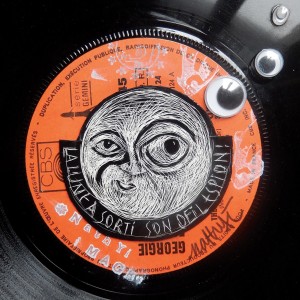 S É R I E “ B O Î T E S D E N U I T” - Série de 12 boîtes de bobines de films (diamètre 18 ou 27,5cm) recouvertes d’un vinyle et de sa lune unique en carte à gratter. “La lune a sorti son œil espion !”.