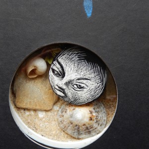 S É R I E “ C A B I N E T -D E C U R I O S I T É S- L U N A I R E ”. Série de 15 boîtes avec fenêtres en verre renfermant des lunes réalisées en carte à gratter. Dimensions des boîtes : L10,5 cm x H 27,5 cm x P 3,5 cm Boîte n° 01