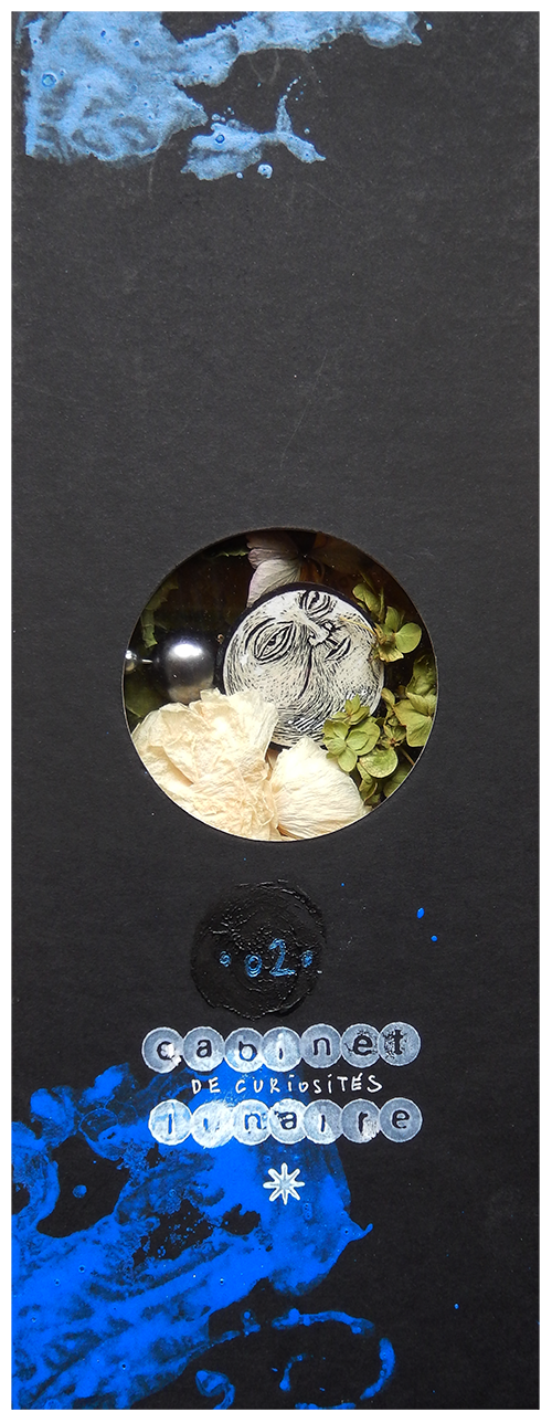 S É R I E “ C A B I N E T -D E C U R I O S I T É S- L U N A I R E ”. Série de 15 boîtes avec fenêtres en verre renfermant des lunes réalisées en carte à gratter. Dimensions des boîtes : L10,5 cm x H 27,5 cm x P 3,5 cm Boîte n° 02 – La lune observe nos nuits chaque nuit