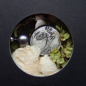 S É R I E “ C A B I N E T -D E C U R I O S I T É S- L U N A I R E ”. Série de 15 boîtes avec fenêtres en verre renfermant des lunes réalisées en carte à gratter. Dimensions des boîtes : L10,5 cm x H 27,5 cm x P 3,5 cm Boîte n° 02 – La lune observe nos nuits chaque nuit