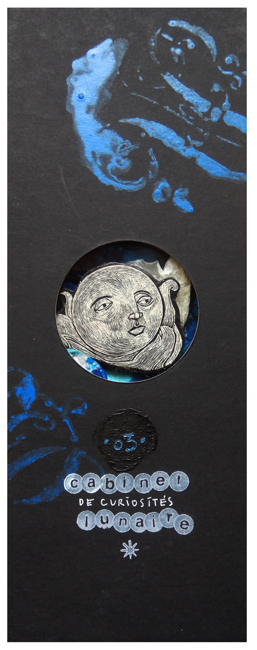 S É R I E “ C A B I N E T -D E C U R I O S I T É S- L U N A I R E ”. Série de 15 boîtes avec fenêtres en verre renfermant des lunes réalisées en carte à gratter. Dimensions des boîtes : L10,5 cm x H 27,5 cm x P 3,5 cm Boîte n° 03 – La lune a le vague à l’âme !