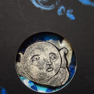 S É R I E “ C A B I N E T -D E C U R I O S I T É S- L U N A I R E ”. Série de 15 boîtes avec fenêtres en verre renfermant des lunes réalisées en carte à gratter. Dimensions des boîtes : L10,5 cm x H 27,5 cm x P 3,5 cm Boîte n° 03 – La lune a le vague à l’âme !