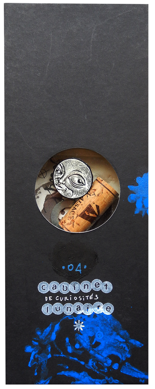 S É R I E “ C A B I N E T -D E C U R I O S I T É S- L U N A I R E ”. Série de 15 boîtes avec fenêtres en verre renfermant des lunes réalisées en carte à gratter. Dimensions des boîtes : L10,5 cm x H 27,5 cm x P 3,5 cm Boîte n° 04 – La lune sort tous les soirs