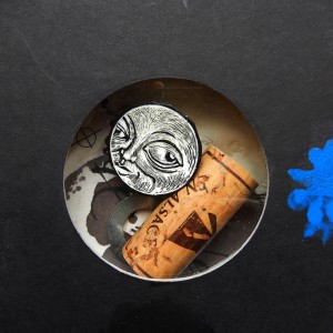 S É R I E “ C A B I N E T -D E C U R I O S I T É S- L U N A I R E ”. Série de 15 boîtes avec fenêtres en verre renfermant des lunes réalisées en carte à gratter. Dimensions des boîtes : L10,5 cm x H 27,5 cm x P 3,5 cm Boîte n° 04 – La lune sort tous les soirs