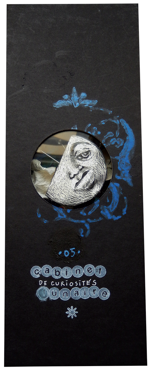 S É R I E “ C A B I N E T -D E C U R I O S I T É S- L U N A I R E ”. Série de 15 boîtes avec fenêtres en verre renfermant des lunes réalisées en carte à gratter. Dimensions des boîtes : L10,5 cm x H 27,5 cm x P 3,5 cm Boîte n° 05 – La lune met un quartier au repos cette nuit