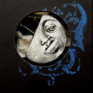 S É R I E “ C A B I N E T -D E C U R I O S I T É S- L U N A I R E ”. Série de 15 boîtes avec fenêtres en verre renfermant des lunes réalisées en carte à gratter. Dimensions des boîtes : L10,5 cm x H 27,5 cm x P 3,5 cm Boîte n° 05 – La lune met un quartier au repos cette nuit