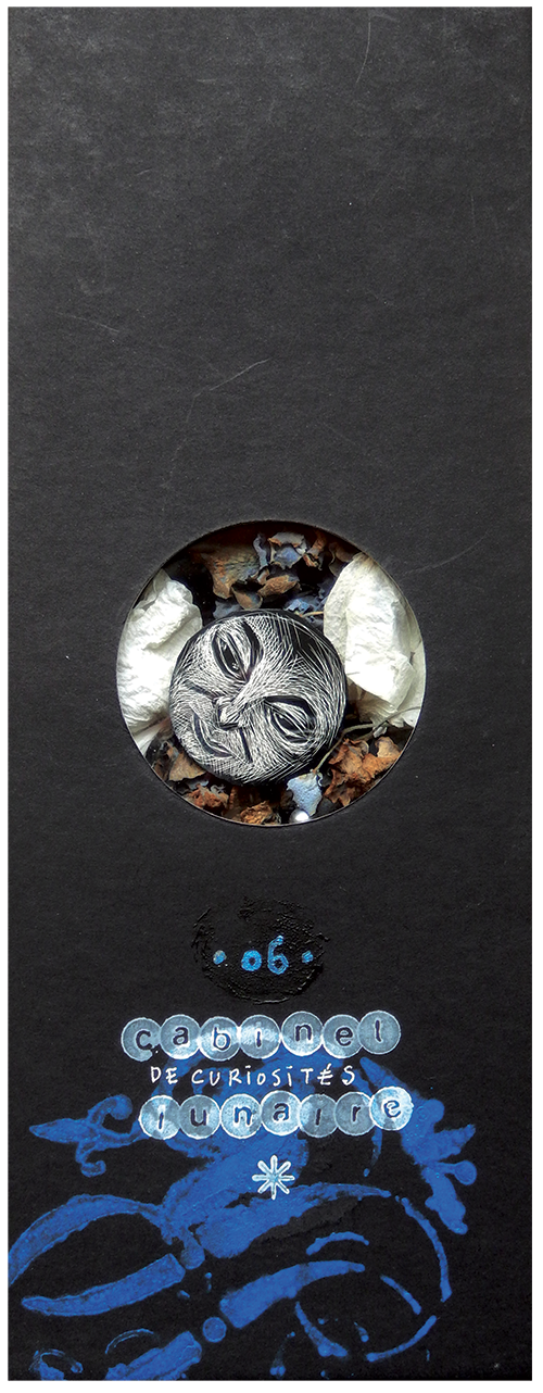 S É R I E “ C A B I N E T -D E C U R I O S I T É S- L U N A I R E ”. Série de 15 boîtes avec fenêtres en verre renfermant des lunes réalisées en carte à gratter. Dimensions des boîtes : L10,5 cm x H 27,5 cm x P 3,5 cm Boîte n° 06 – La lune rêve qu’elle dort !