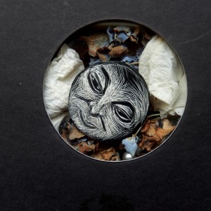 S É R I E “ C A B I N E T -D E C U R I O S I T É S- L U N A I R E ”. Série de 15 boîtes avec fenêtres en verre renfermant des lunes réalisées en carte à gratter. Dimensions des boîtes : L10,5 cm x H 27,5 cm x P 3,5 cm Boîte n° 06 – La lune rêve qu’elle dort !