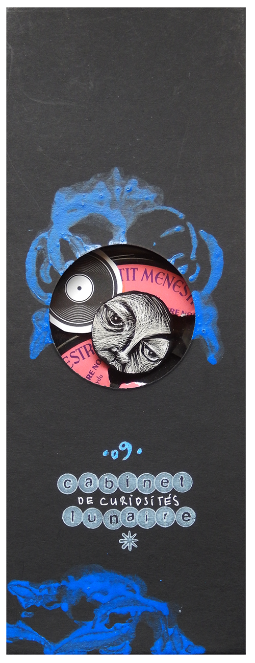 S É R I E “ C A B I N E T -D E C U R I O S I T É S- L U N A I R E ”. Série de 15 boîtes avec fenêtres en verre renfermant des lunes réalisées en carte à gratter. Dimensions des boîtes : L10,5 cm x H 27,5 cm x P 3,5 cm Boîte n° 09 – La lune aime les vinyles tel que “Walking on the moon”