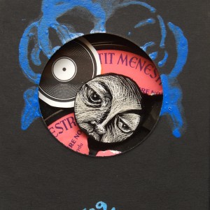 S É R I E “ C A B I N E T -D E C U R I O S I T É S- L U N A I R E ”. Série de 15 boîtes avec fenêtres en verre renfermant des lunes réalisées en carte à gratter. Dimensions des boîtes : L10,5 cm x H 27,5 cm x P 3,5 cm Boîte n° 09 – La lune aime les vinyles tel que “Walking on the moon”