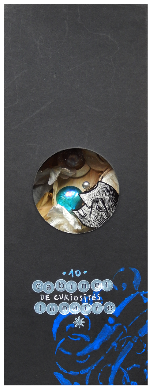 S É R I E “ C A B I N E T -D E C U R I O S I T É S- L U N A I R E ”. Série de 15 boîtes avec fenêtres en verre renfermant des lunes réalisées en carte à gratter. Dimensions des boîtes : L10,5 cm x H 27,5 cm x P 3,5 cm Boîte n° 10 – La lune ne se sent pas complète !