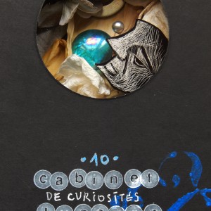 S É R I E “ C A B I N E T -D E C U R I O S I T É S- L U N A I R E ”. Série de 15 boîtes avec fenêtres en verre renfermant des lunes réalisées en carte à gratter. Dimensions des boîtes : L10,5 cm x H 27,5 cm x P 3,5 cm Boîte n° 10 – La lune ne se sent pas complète !