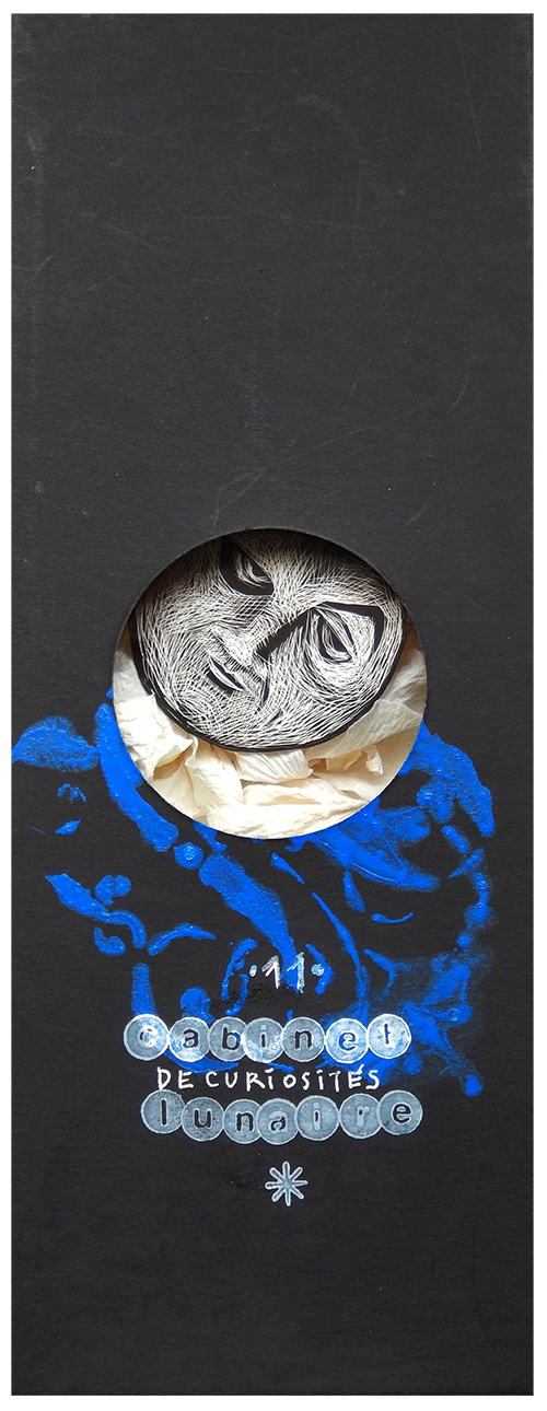 S É R I E “ C A B I N E T -D E C U R I O S I T É S- L U N A I R E ”. Série de 15 boîtes avec fenêtres en verre renfermant des lunes réalisées en carte à gratter. Dimensions des boîtes : L10,5 cm x H 27,5 cm x P 3,5 cm Boîte n° 11 – La lune pleine et… désabusée