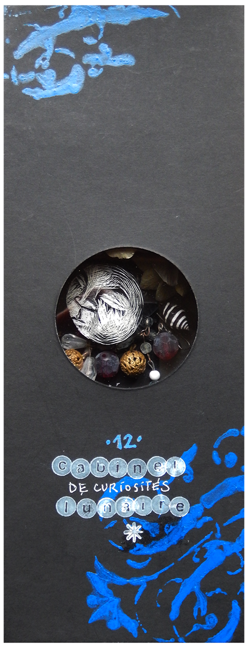 S É R I E “ C A B I N E T -D E C U R I O S I T É S- L U N A I R E ”. Série de 15 boîtes avec fenêtres en verre renfermant des lunes réalisées en carte à gratter. Dimensions des boîtes : L10,5 cm x H 27,5 cm x P 3,5 cm Boîte n° 12 – Les bijoux de la lune sont les étoiles
