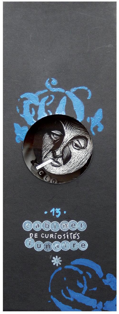 S É R I E “ C A B I N E T -D E C U R I O S I T É S- L U N A I R E ”. Série de 15 boîtes avec fenêtres en verre renfermant des lunes réalisées en carte à gratter. Dimensions des boîtes : L10,5 cm x H 27,5 cm x P 3,5 cm Boîte n° 13 – La lune est fatiguée des frasques nocturnes