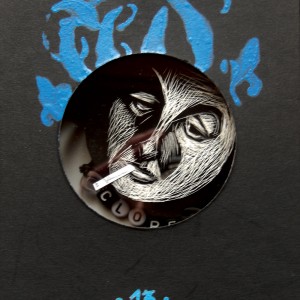 S É R I E “ C A B I N E T -D E C U R I O S I T É S- L U N A I R E ”. Série de 15 boîtes avec fenêtres en verre renfermant des lunes réalisées en carte à gratter. Dimensions des boîtes : L10,5 cm x H 27,5 cm x P 3,5 cm Boîte n° 13 – La lune est fatiguée des frasques nocturnes