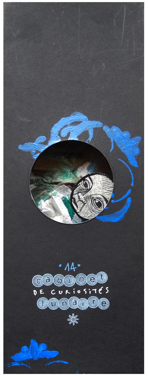 S É R I E “ C A B I N E T -D E C U R I O S I T É S- L U N A I R E ”. Série de 15 boîtes avec fenêtres en verre renfermant des lunes réalisées en carte à gratter. Dimensions des boîtes : L10,5 cm x H 27,5 cm x P 3,5 cm Boîte n° 14 – La lune est née noctambule