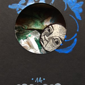 S É R I E “ C A B I N E T -D E C U R I O S I T É S- L U N A I R E ”. Série de 15 boîtes avec fenêtres en verre renfermant des lunes réalisées en carte à gratter. Dimensions des boîtes : L10,5 cm x H 27,5 cm x P 3,5 cm Boîte n° 14 – La lune est née noctambule