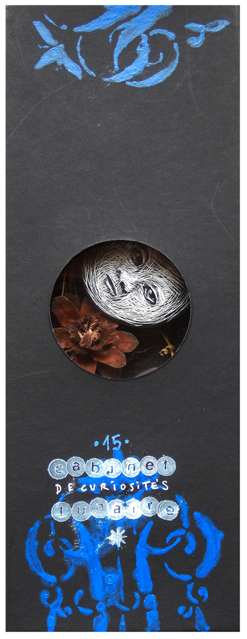 S É R I E “ C A B I N E T -D E C U R I O S I T É S- L U N A I R E ”. Série de 15 boîtes avec fenêtres en verre renfermant des lunes réalisées en carte à gratter. Dimensions des boîtes : L10,5 cm x H 27,5 cm x P 3,5 cm Boîte n° 15 – La lune se sent toute chiffonnée !