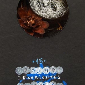 S É R I E “ C A B I N E T -D E C U R I O S I T É S- L U N A I R E ”. Série de 15 boîtes avec fenêtres en verre renfermant des lunes réalisées en carte à gratter. Dimensions des boîtes : L10,5 cm x H 27,5 cm x P 3,5 cm Boîte n° 15 – La lune se sent toute chiffonnée !