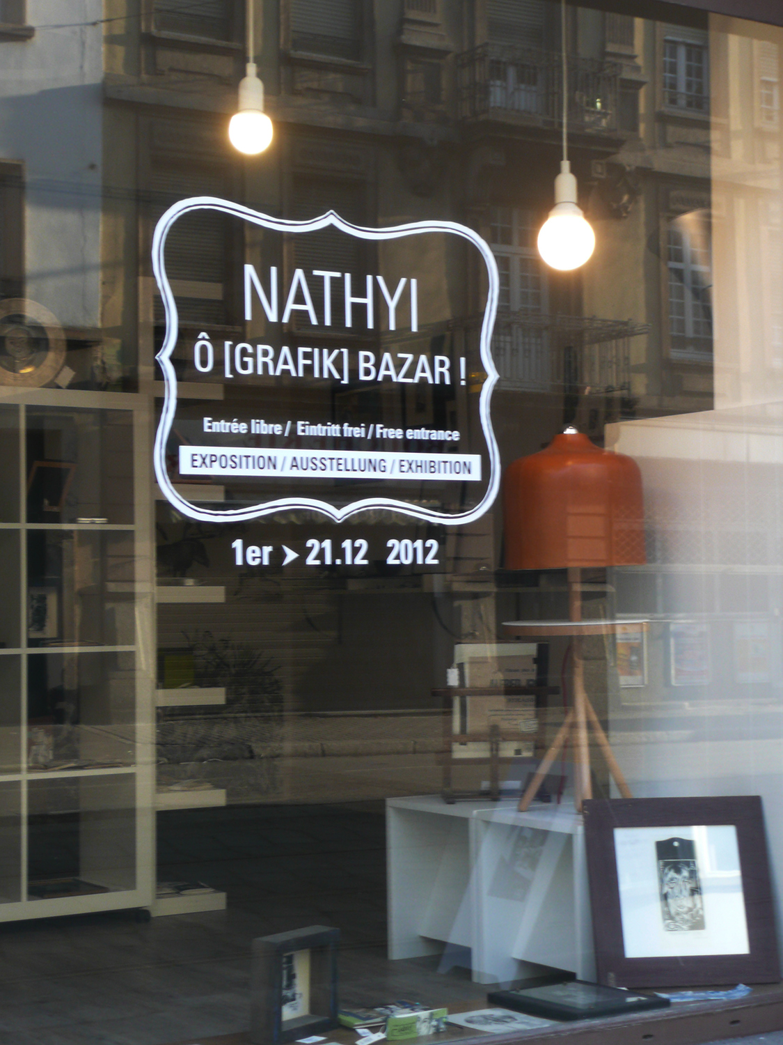 Exposition personnelle de gravures-objets-carnets-cartes à gratter à Strasbourg en 2012 -Alsace - “Ô [grafik] bazar !” chez CONTINUUM. La vitrine avec mon nom : nathyi en grand !