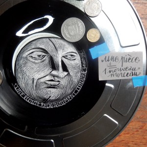 S É R I E “ B O Î T E S D E N U I T” - Série de 12 boîtes de bobines de films (diamètre 18 ou 27,5cm) recouvertes d’un vinyle et de sa lune unique en carte à gratter. “Une écoute religieusement lunaire”.