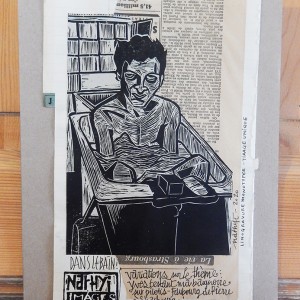 “Dans le bain” - Linogravure monotypée sur papier journal : 16 x 29,5 / Format lino : 14,5 x 21 cm / Exemplaire unique - Estampe -