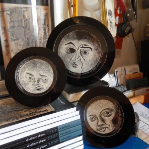 Mini-série de lunes rondes en carte à gratter. Vendues dans leur cadre rond noir.