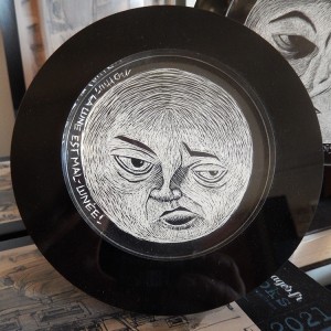 Mini-série de lunes rondes en carte à gratter. Vendues dans leur cadre rond noir. “La lune est mal-lunée !” - Diamètre 7,5 cm