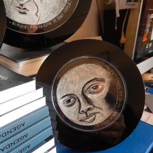 Mini-série de lunes rondes en carte à gratter. Vendues dans leur cadre rond noir. “La lune rêve de stars” - Diamètre 7,5 cm