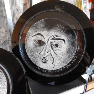 Mini-série de lunes rondes en carte à gratter. Vendues dans leur cadre rond noir. “Quelques fois, la lune se sent vieille !” Diamètre 13 cm / PRIX : 60 €