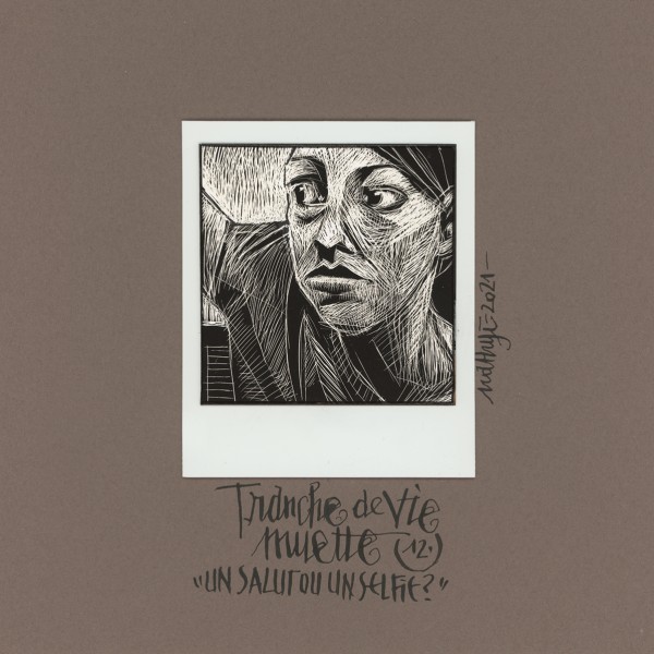 Série TRANCHE DE VIE MUETTE - n°12 > Carte à gratter de nathyi. Format polaroïd sur une planche, titre calligraphié à la plume et encre de chine. “Un salut ou un selfie ?”