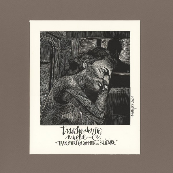 Série TRANCHE DE VIE MUETTE - n°16 > Carte à gratter de nathyi. Grand format polaroïd sur une planche, titre calligraphié à la plume et encre de chine. “Transport en commun... solitaire”