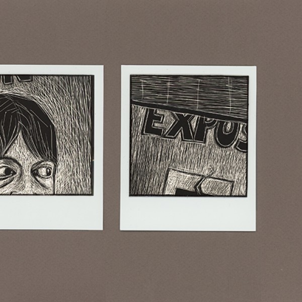 Série TRANCHE DE VIE MUETTE - n°17 > Carte à gratter de nathyi. 3 formats polaroïd réunis sur une planche, titre calligraphié à la plume et encre de chine. “Nourrir ses yeux pour les rêves la nuit” (citation de Léos Carax)