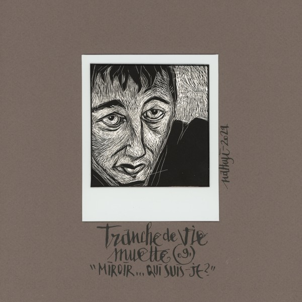 Série TRANCHE DE VIE MUETTE - n°09 > Carte à gratter de nathyi. Format polaroïd sur une planche, titre calligraphié à la plume et encre de chine. “Miroir... qui suis-je ?”